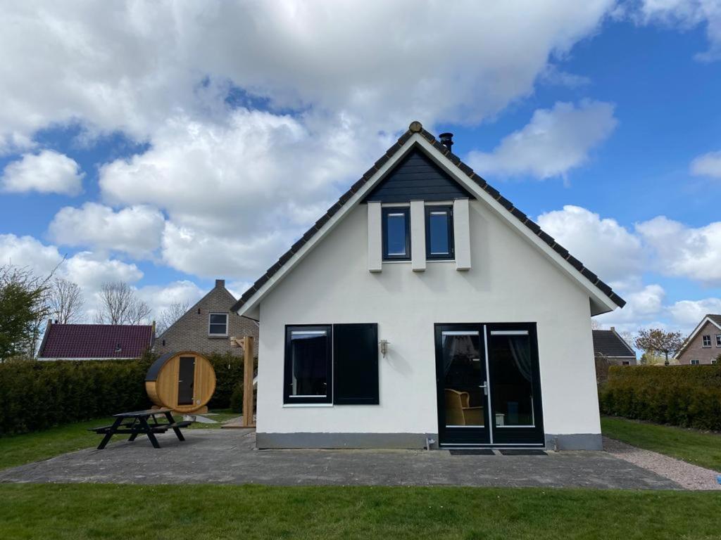 Villa The Frisian Beach House met Scandinavische barrel sauna Tzummarum Exterior foto